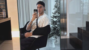 Enzo Barrenechea de braço ao peito