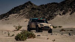 Defender lidera a categoria Stock no Dakar após o prólogo.
