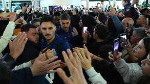 Cânticos, abraços e pedidos: loucura na partida do FC Porto para os Açores