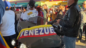 Venezuelanos na Flórida comemoram notícia da captura do presidente Nicolás Maduro 