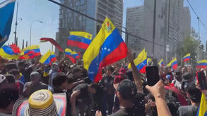 Venezuelanos saem às ruas no Peru e no Chile para comemorar a captura de Maduro 