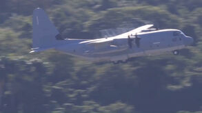 Aeronaves militares dos EUA são vistas a descolar de Porto Rico enquanto o conflito com a Venezuela se intensifica