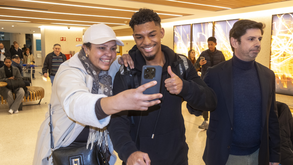 Luis Guilherme à chegada no aeroporto de Lisboa