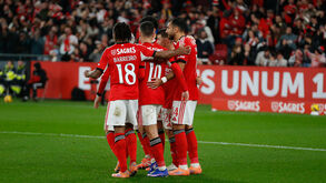 Benfica vence Estoril por 3-1 com destaque para atuação de avançado grego.
