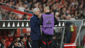José Mourinho à conversa com Aursnes antes de o médio entrar no Benfica-Estoril