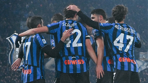 Atalanta vence Roma e atrasa-a na corrida à Liga dos Campeões