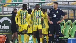 Jogadores do Tondela festejam golo frente ao Arouca