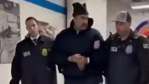 Nicolás Maduro chega a centro de detenção em Brooklyn algemado e a desejar 