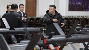 Kim Jong Un visita fábrica de armas e pede que a produção seja mais do que duplicada