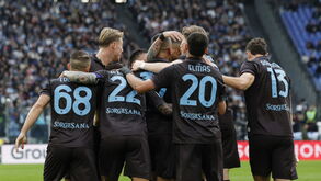 Jogadores do Nápoles festejam vitória em casa da Lazio