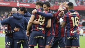 Levante vence Sevilha na estreia de Luís Castro como treinador