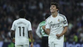 Jogador do Real Madrid celebra durante jogo contra o Betis