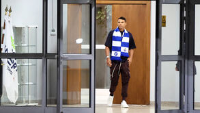 Pepe chega ao Estádio do Dragão com uma camisola e cachecol do FC Porto