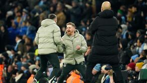 Calum McFarlane festeja efusivamente o empate frente ao Manchester City, alcançado já nos descontos