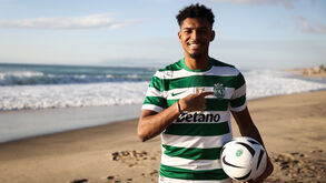 Luis Guilherme mostrou-se com a camisola nos areais da Costa da Caparica