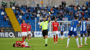 Árbitro mostra cartão amarelo 