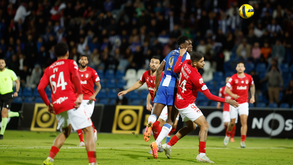 Samu, avançado do FC Porto, disputa o lance de cabeça com um jogador do Santa Clara