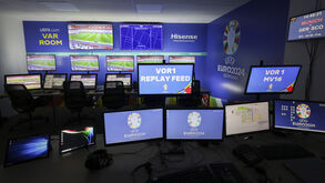 Fabio Capello sugere que se contratem ex-jogadores para o VAR