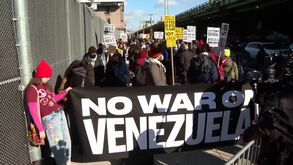Manifestantes protestam contra ataque dos EUA à Venezuela em frente à prisão onde Maduro está detido