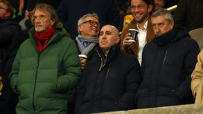 Jim Ratcliffe (coproprietário), Omar Berrada (CEO) e Jason Wilcox (diretor para o futebol), responsáveis do Man. United