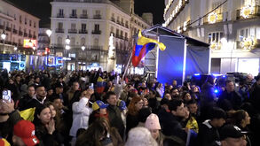 “A Venezuela precisa de recuperar a paz”: venezuelanos em Madrid celebram captura de Maduro