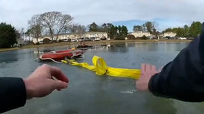 O momento em que criança é resgatada após cair em lago gelado