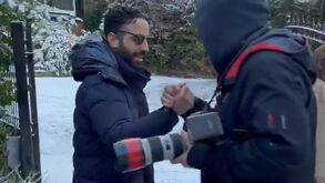 De sorriso no rosto e a agradecer... aos fotógrafos: Ruben Amorim 'apanhado' à saída de casa em Manchester