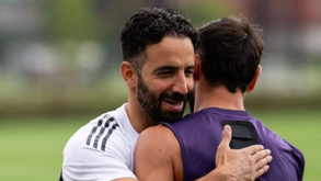 O abraço entre Ruben Amorim e Bruno Fernandes durante um treino