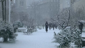 Paris coberta de neve com descida acentuada das temperaturas 