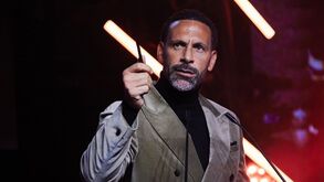 Rio Ferdinand e o grupo de WhatsApp de antigos jogadores: «Carregado de mensagens…»