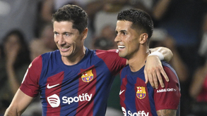 Lewandowski e João Cancelo festejam no Barcelona