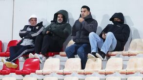 Mourinho e vários jogadores do plantel principal do Benfica a assistir ao clássico dos 'bês' no Seixal