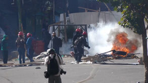 Confrontos violentos durante protesto contra cortes no subsídio de combustíveis na Bolívia  