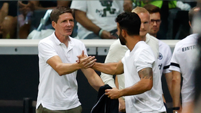 Oliver Glasner e Ruben Amorim cumprimentam-se antes do Eintracht Frankfurt-Sporting, para a Liga dos Campeões 2022/23