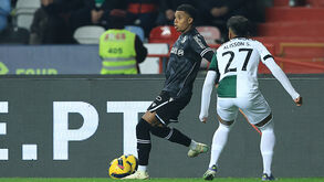 Um jogador de futebol controla a bola durante um jogo.
