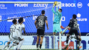 Guarda-redes tenta defender a baliza no jogo Sporting-V. Guimarães