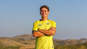 Mateo Flores volta aos treinos após lesão no menisco.
