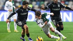 Flávio disputa a bola durante o jogo do Sporting