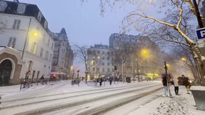 Frio deixa ruas de Paris cobertas de neve  