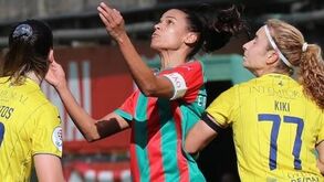 Érica Costa (Marítimo) numa disputa de bola com Daniela Santos e Kiki