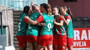 Jogadoras do Marítimo a festejar 