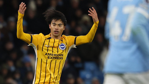 Mitoma festeja golo frente ao Manchester City