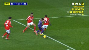 Árbitro marcou penálti para o Sp. Braga mas VAR reverteu decisão: minhotos pediram depois vermelho para Otamendi