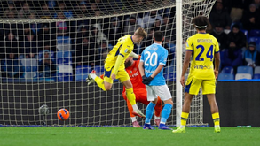 Nápoles cede empate caseiro com Verona e pode perder terreno para rivais de Milão