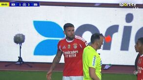 O momento da expulsão de Otamendi no Benfica-Sp. Braga que tira o central do jogo no Dragão