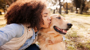 Viver com um cão pode deixar os adolescentes mais sociáveis. E os beijinhos aos patudos ajudam