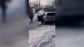 O momento em que mulher desarmada é baleada por agente do ICE nos EUA