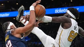 Neemias Queta em ação pelos Boston Celtics frente aos Nuggets