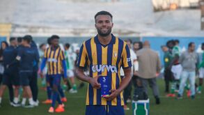 Nicolas Souza recebe prémio de jogador do mês de dezembro