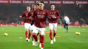 Jogadores do Arsenal aquecem para o jogo contra o Liverpool